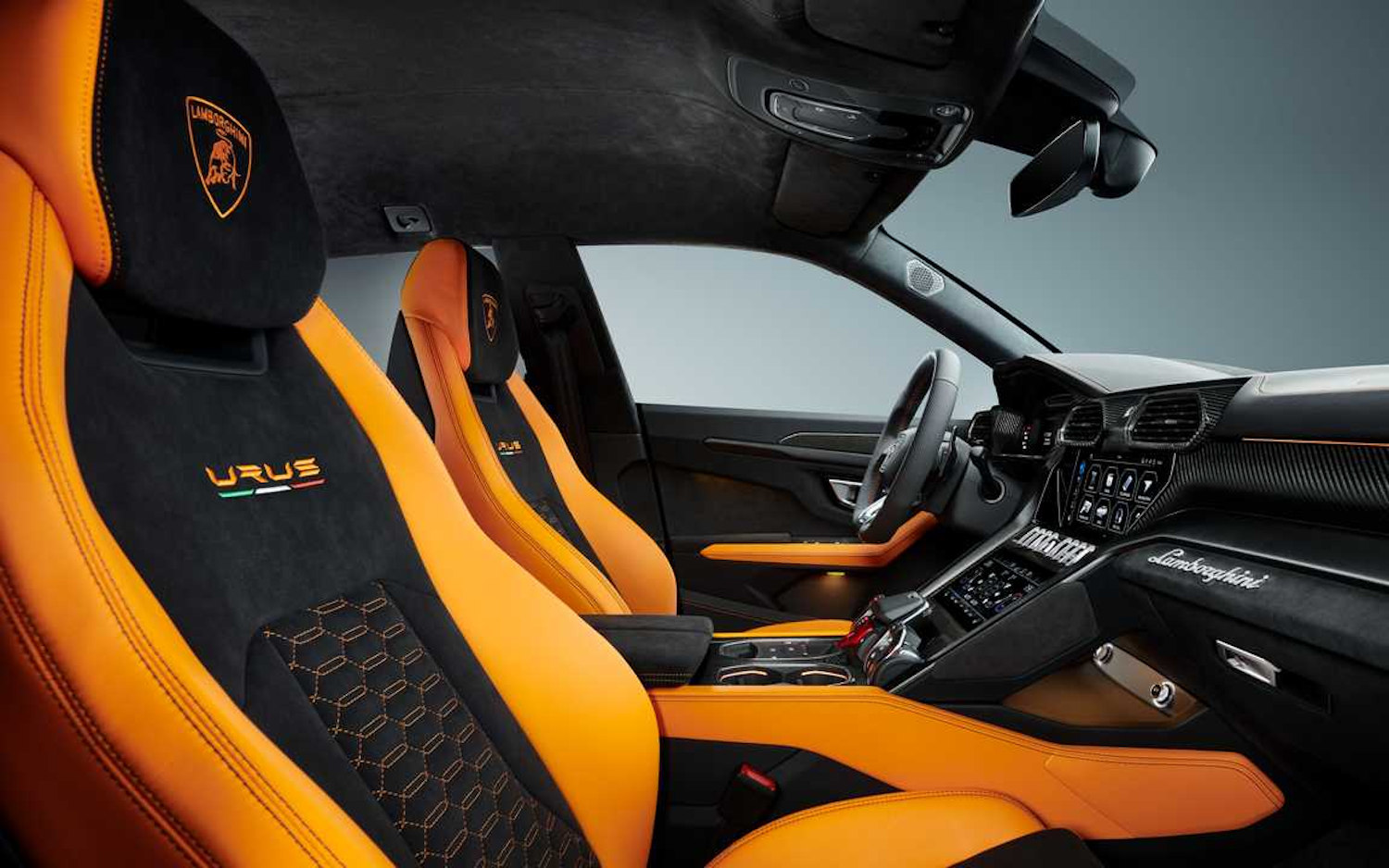 Comparison Audi Q8 Premium 55 TFSI Quattro 2020 vs